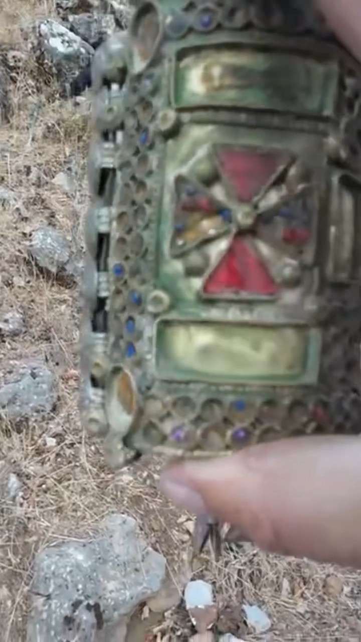 Gizemi Çözülemeyen Definede Çakan Bileklik !!